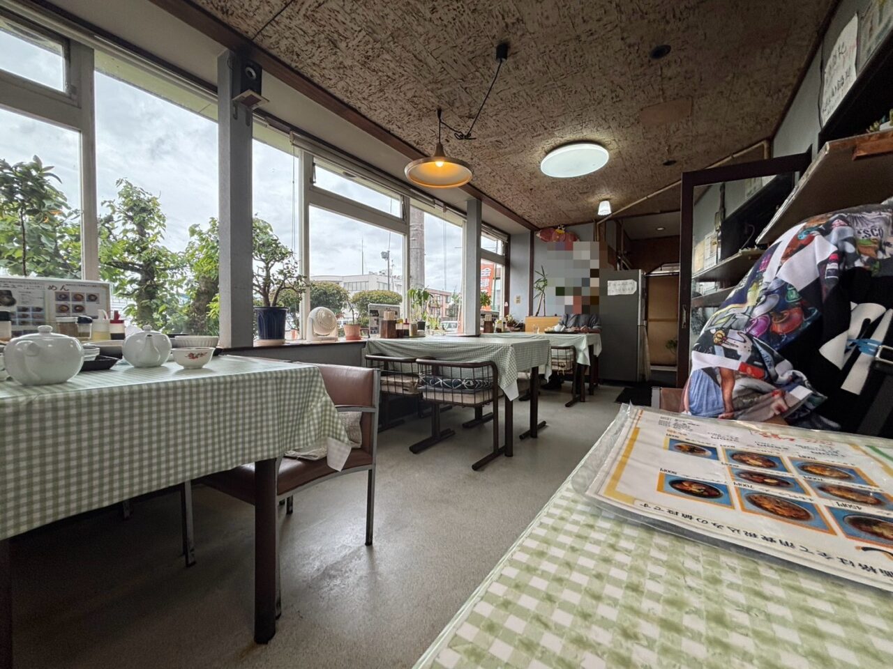 大きな窓から光が入るジャスミンの店内テーブル席