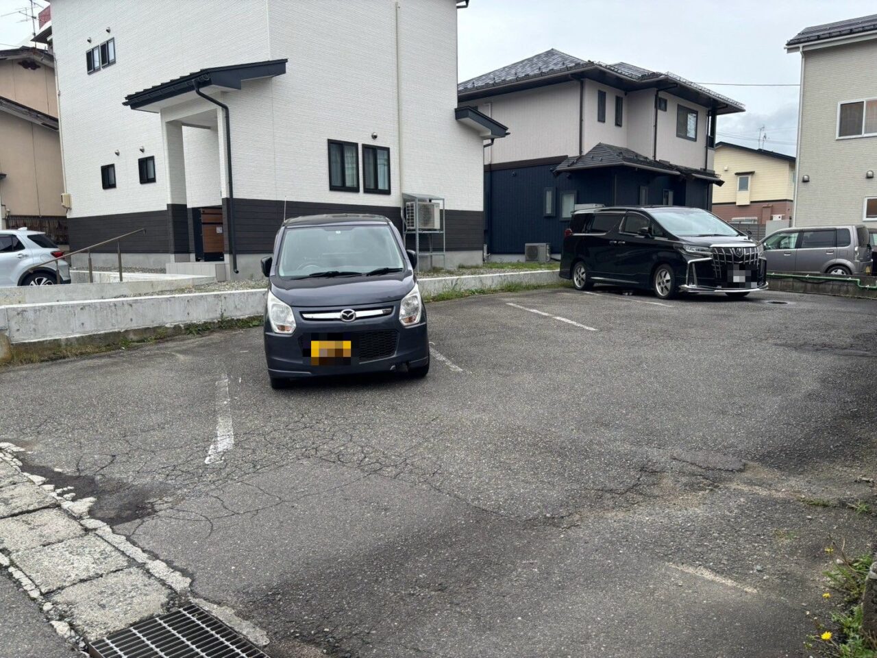 ジャスミンの店舗そばにある駐車場