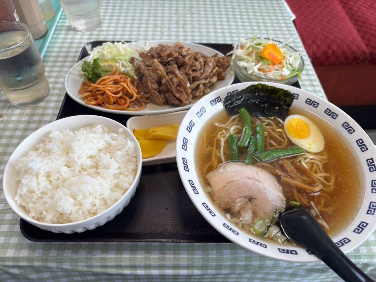 ラーメンにライスとおかずが付いたジャスミンのセットメニュー