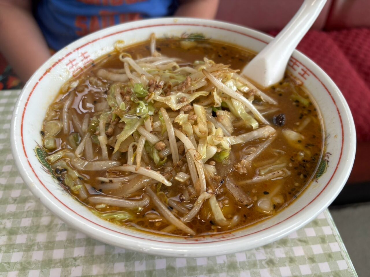 もやしとキャベツがたっぷりのったジャスミンのラーメン