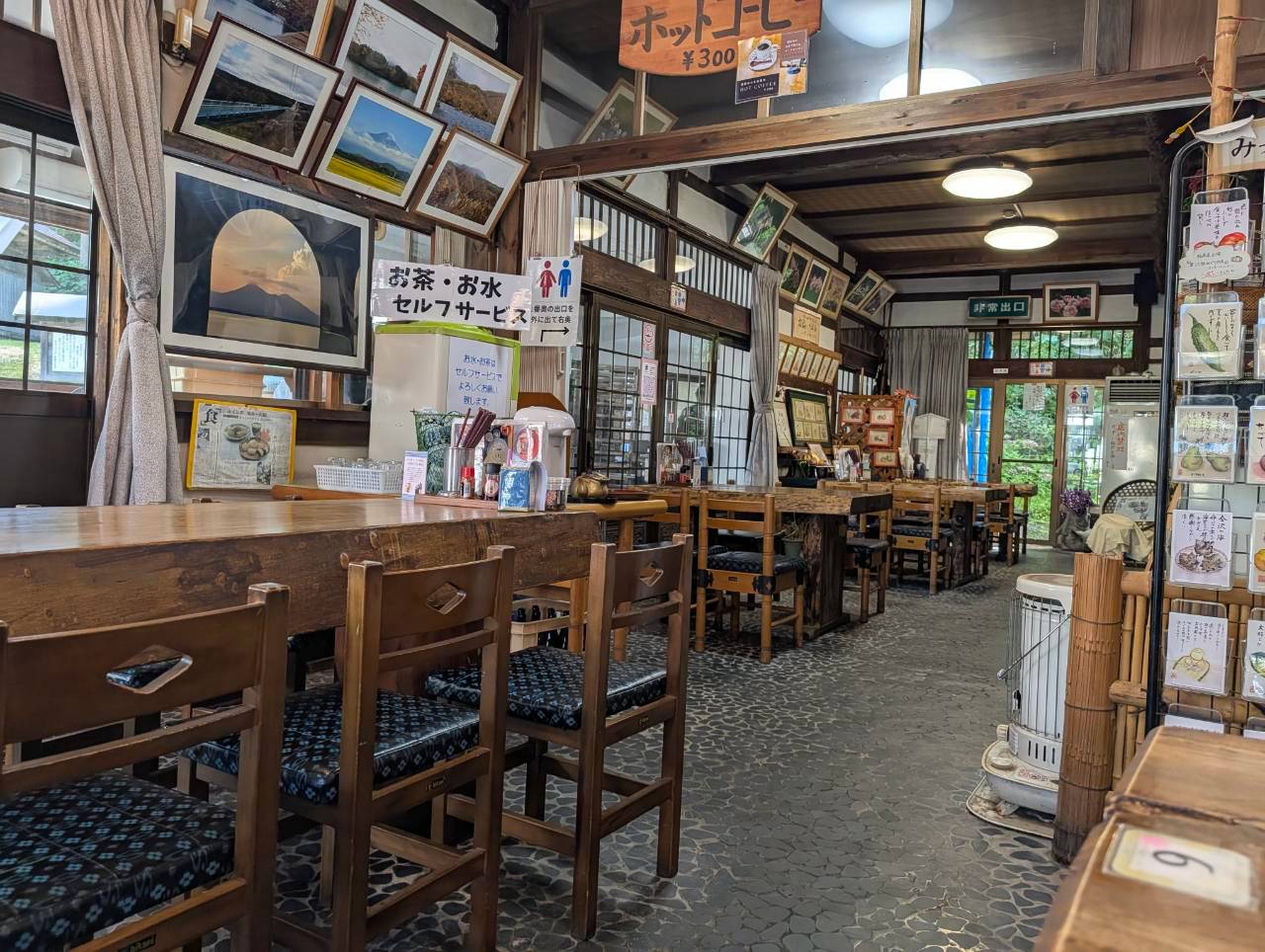 石畳風の床に木のテーブルが並ぶもろはくやの店内
