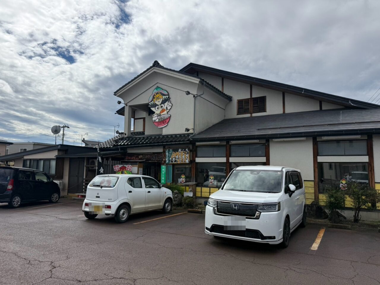 喜多方市関柴町にある本家大みなと味平の外観と駐車場