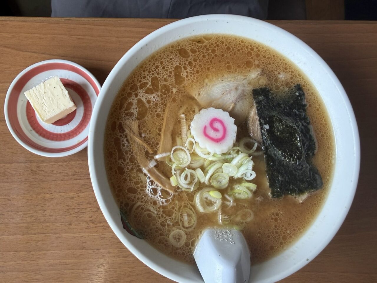 別皿のバターが添えられた味噌バターラーメン