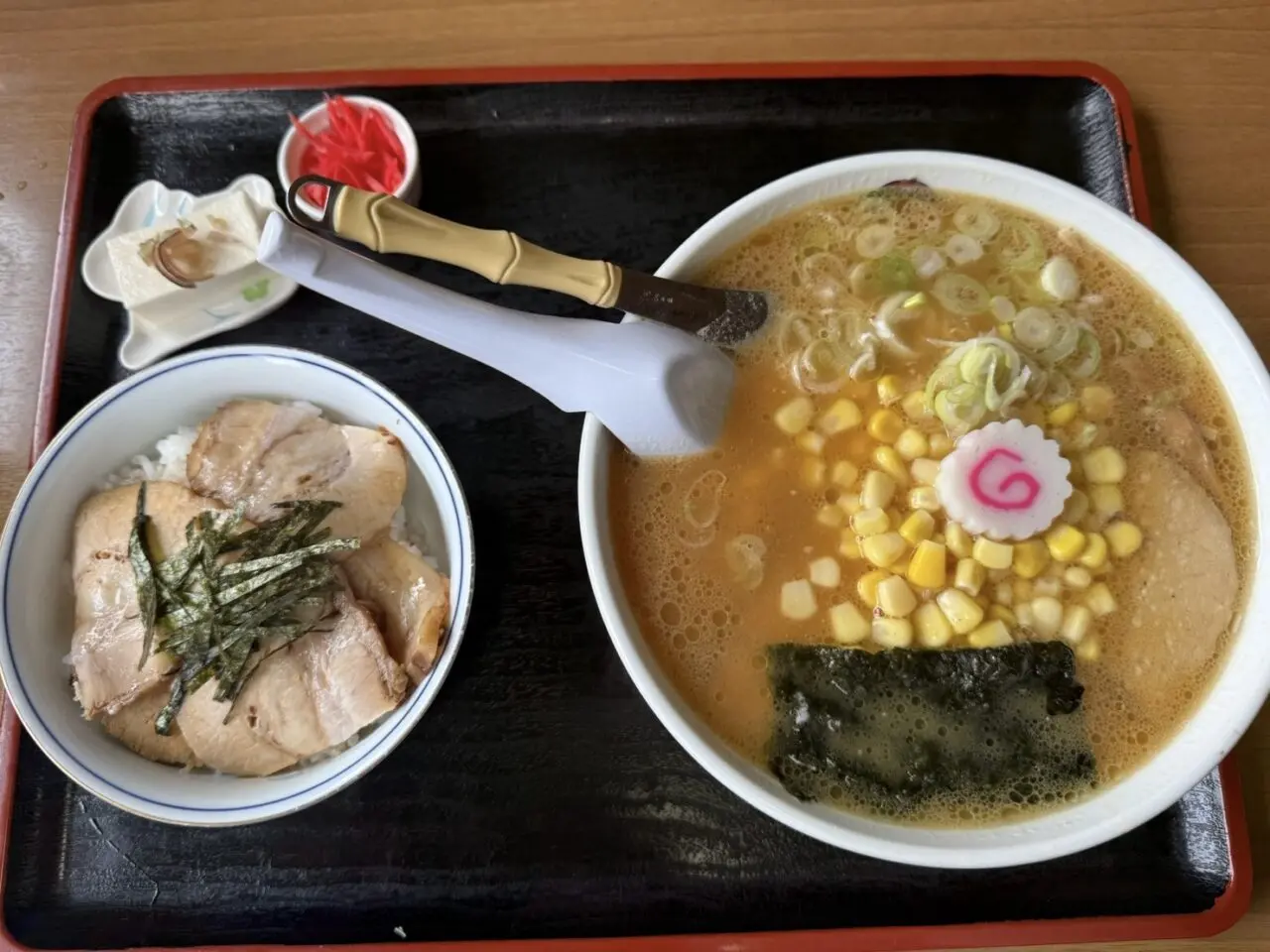 コーンがたっぷりのった味噌ラーメンとチャーシュー丼