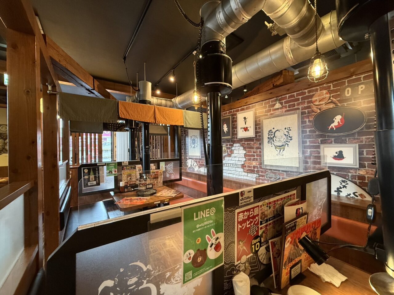 赤から会津若松ニトリ店の木目とレンガ調の壁が印象的な店内の客席