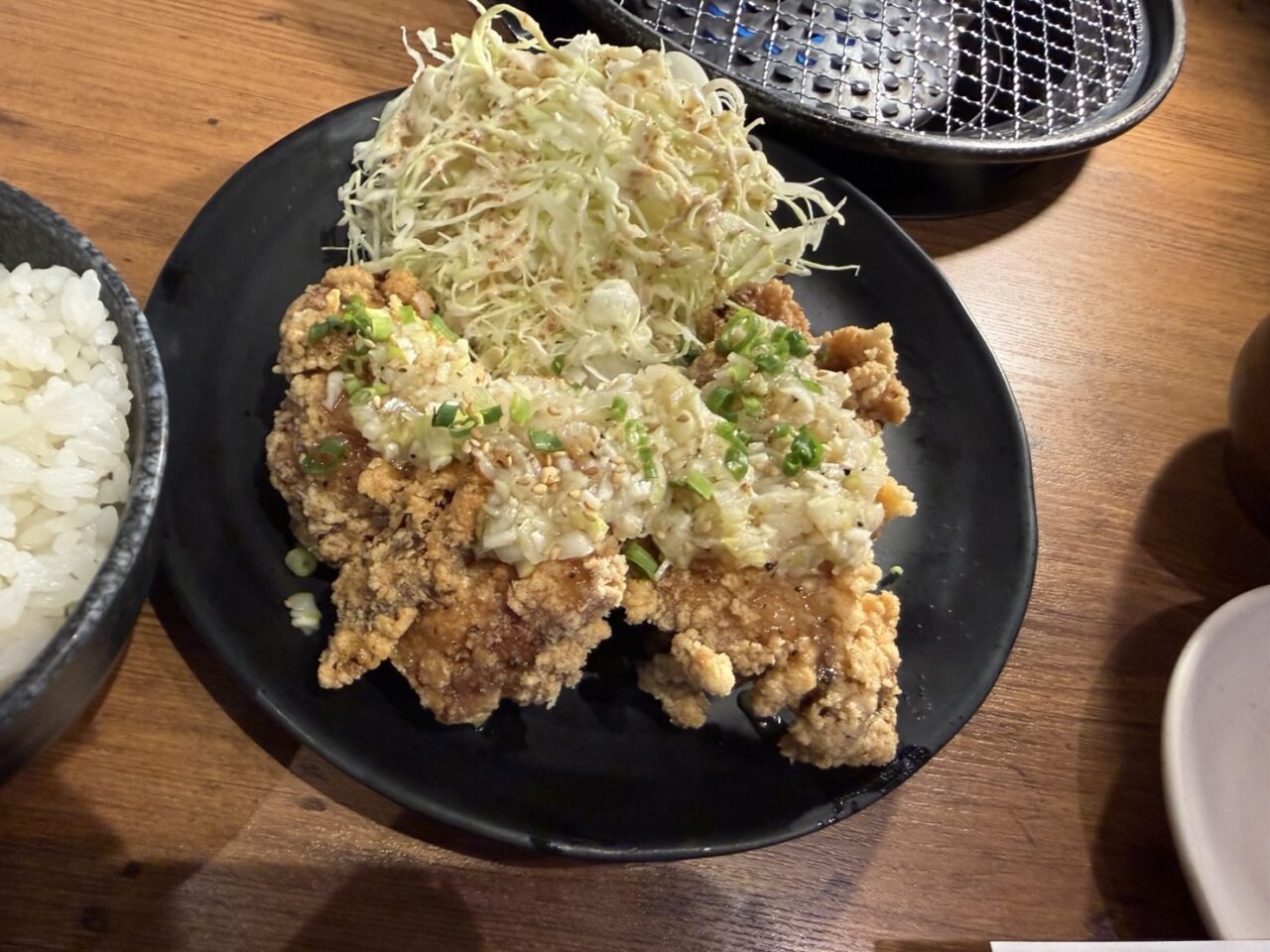 赤から会津若松ニトリ店のネギ塩唐揚げ定食。たっぷりのネギ塩ダレと千切りキャベツ