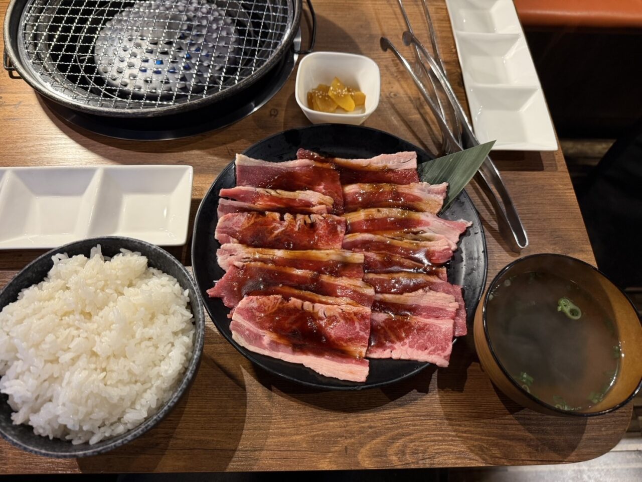 赤から会津若松ニトリ店の焼肉定食。タレのかかったカルビとご飯、スープ、小鉢