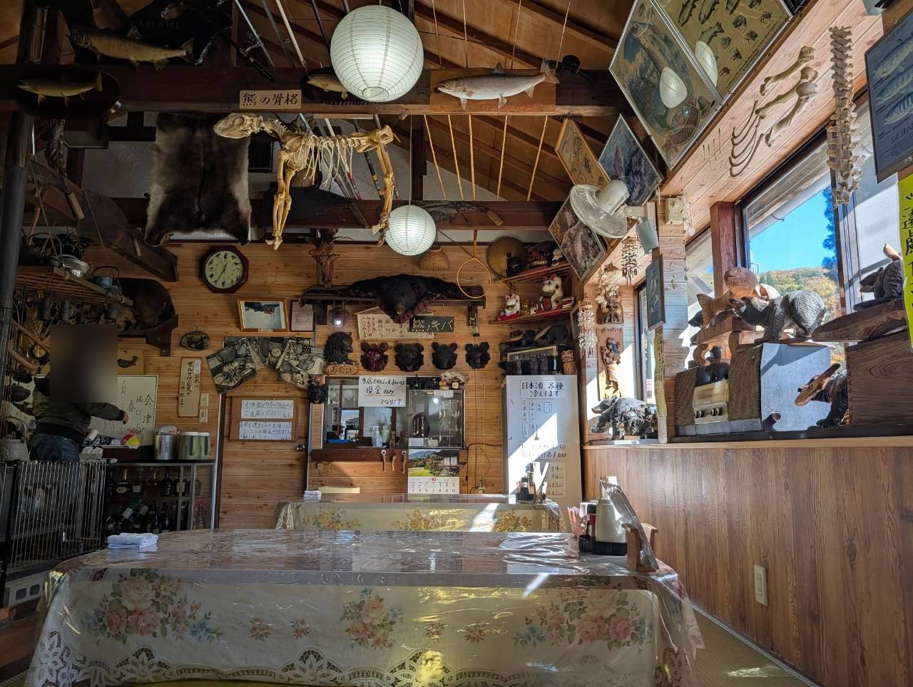 天井に熊の骨格標本や魚の剥製が飾られたぼん天の店内