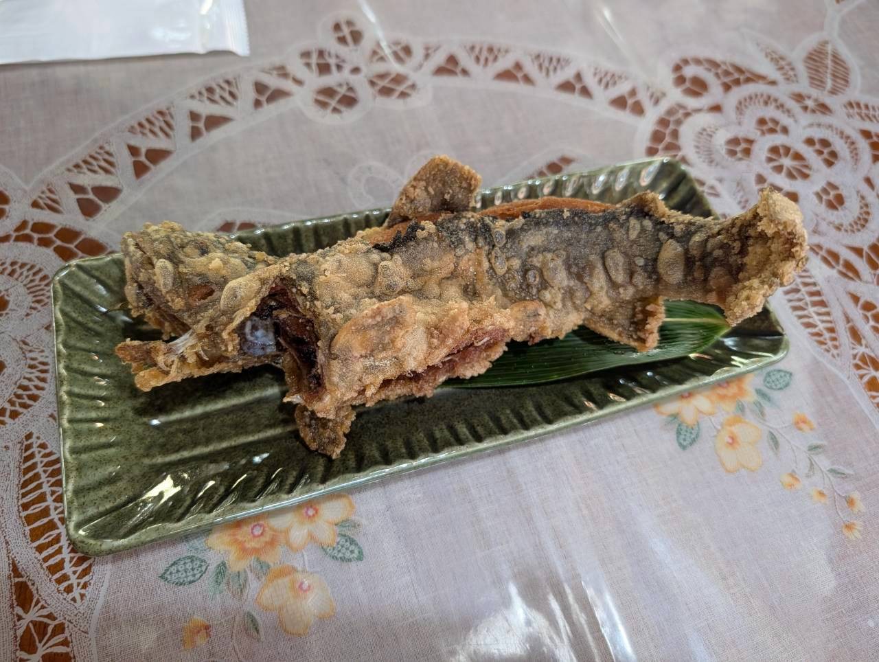 頭から尾まで丸ごと揚げた岩魚の唐揚げ