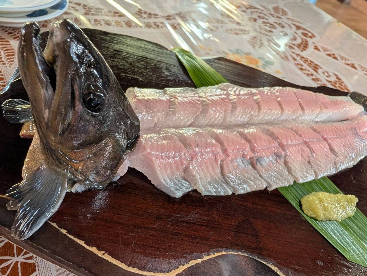 頭付きで盛り付けられた岩魚の刺身とわさび