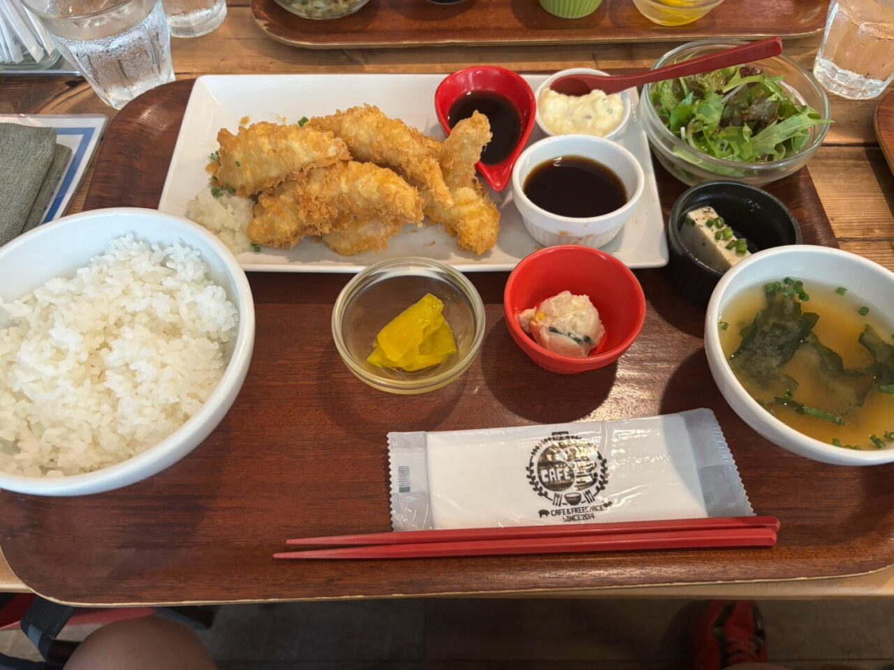CAFEオヤジの揚げ物の定食。ご飯、サラダ、小鉢、スープがワンプレートに並んでいる