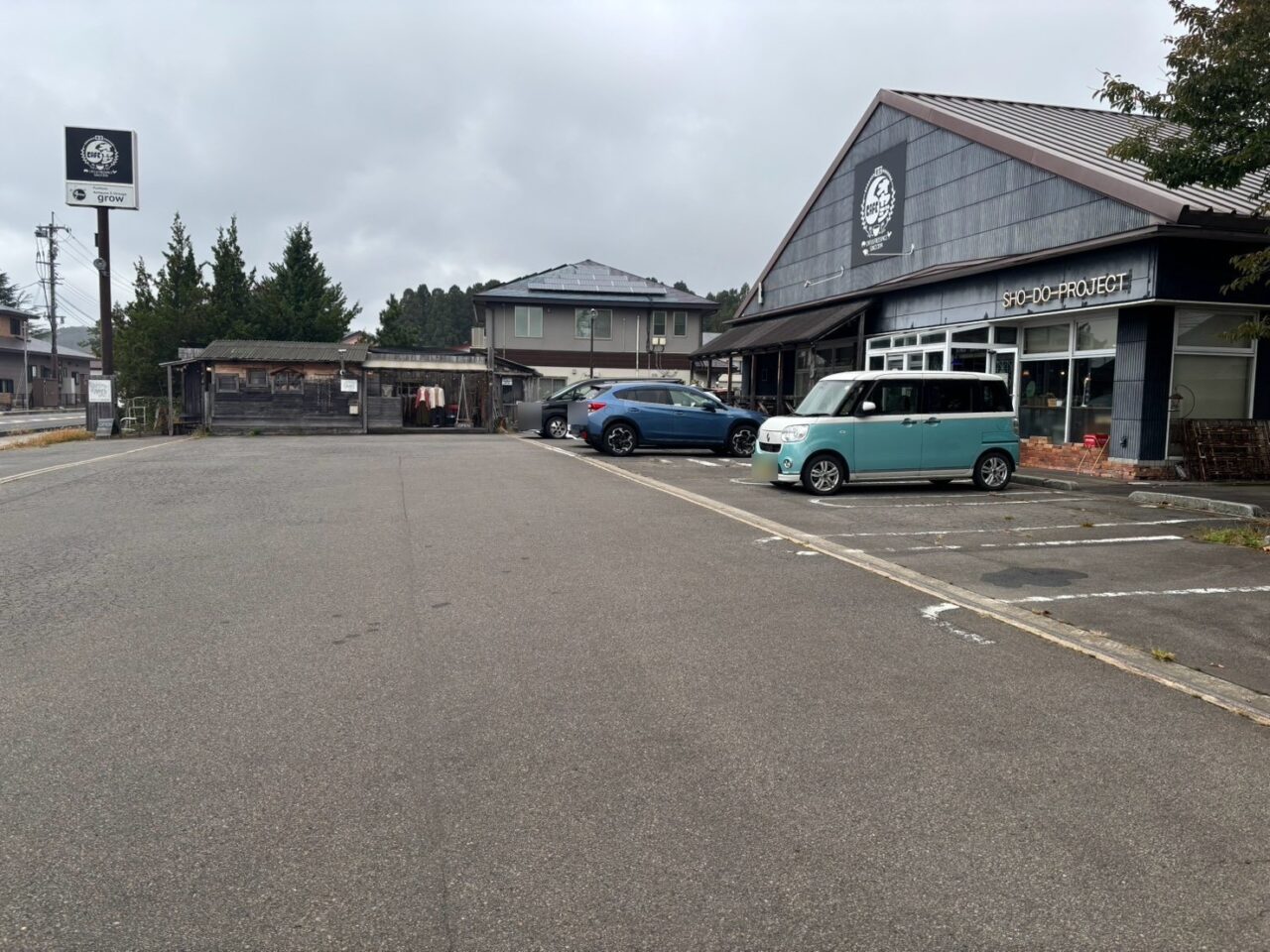 CAFEオヤジの駐車場。建物の前に広い駐車スペースがある