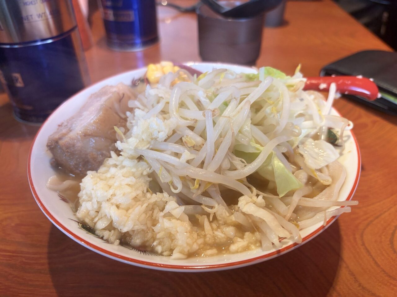 モヤシとキャベツ、刻みニンニク、厚切りの豚がのったミニラーメン