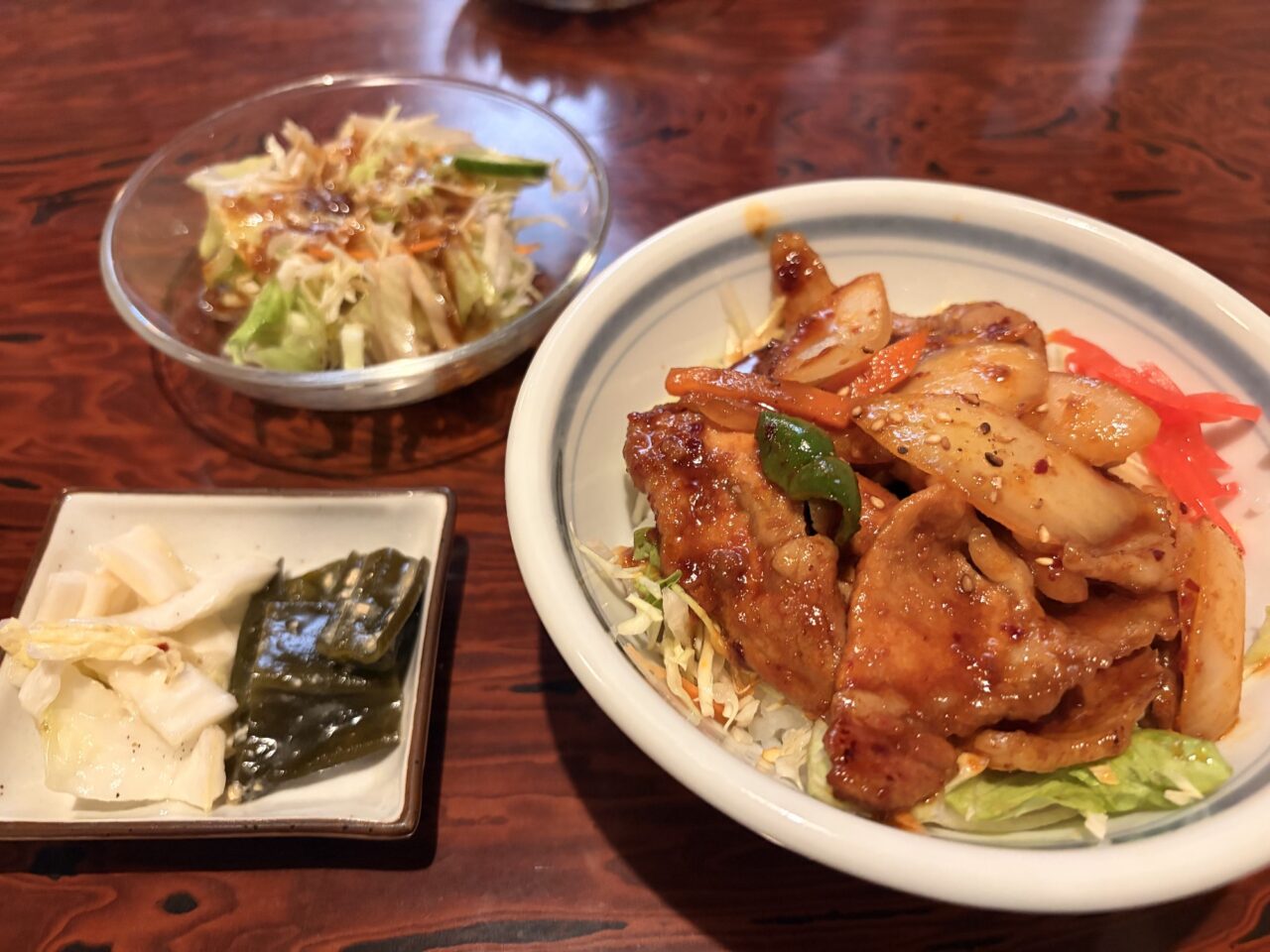 弘竜の豚焼肉丼とセットに付くミニサラダとお新香