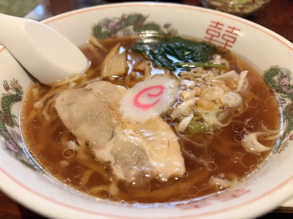 チャーシューとナルト、メンマがのった弘竜のしょうゆラーメン