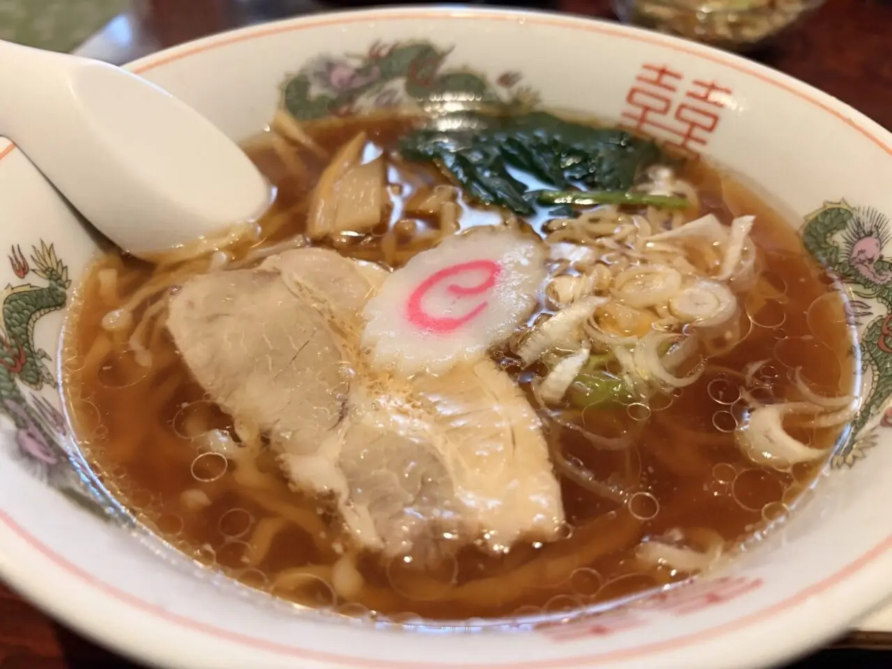 チャーシューとナルト、メンマがのった弘竜のしょうゆラーメン