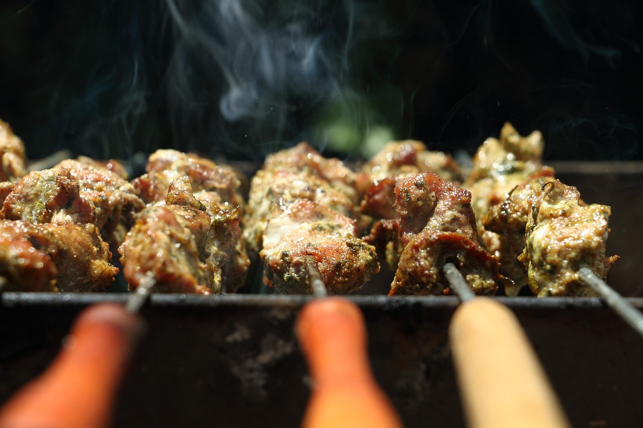 網の上で焼かれる肉の串焼き