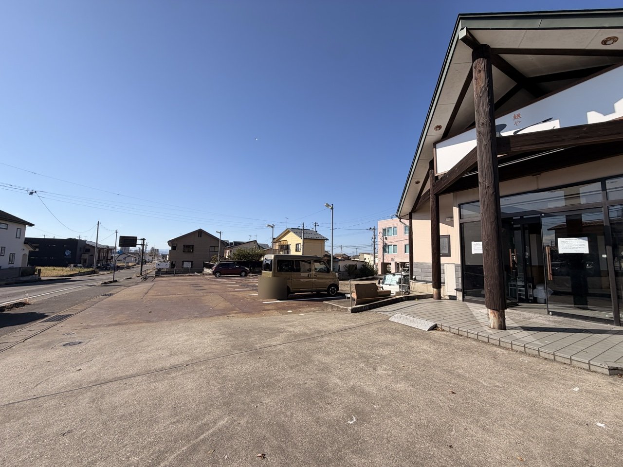 麺や 大一の新店舗入口前と店舗横の駐車場