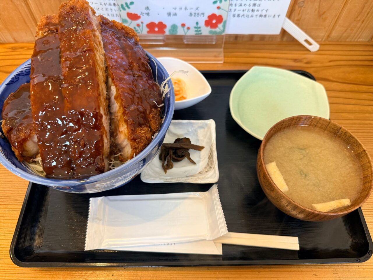 お盆にのったロースかつ丼ソース味と味噌汁、漬物のセット