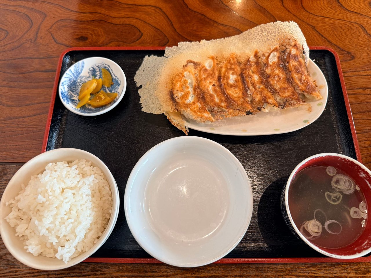 羽付きの焼ギョーザにごはんとスープが付いた定食