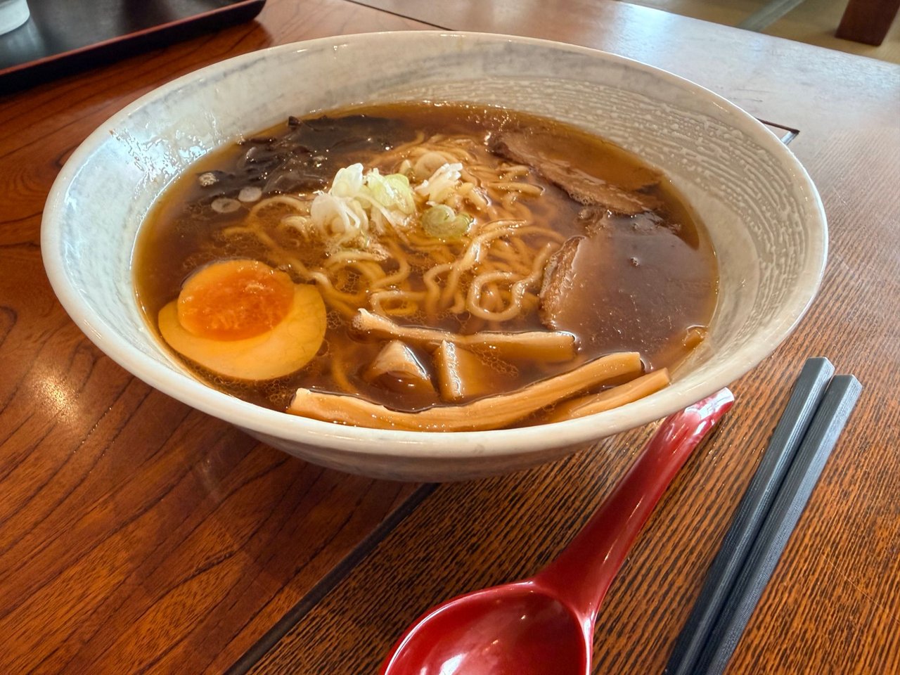 煮玉子やメンマ、チャーシューがのったしょう油ラーメン