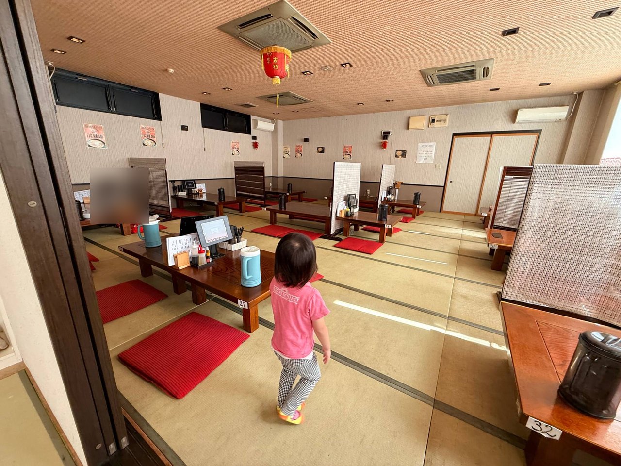 赤い座布団と座卓が並ぶ広々とした座敷席
