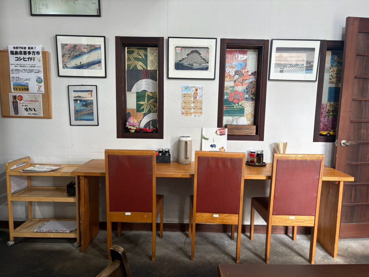 浮世絵や着物の布が飾られた壁沿いに並ぶ塩川屋のカウンター席