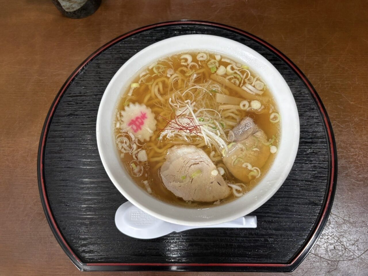 チャーシューとメンマ、白髪ねぎ、かまぼこがのった塩川屋の熟成しょうゆラーメン