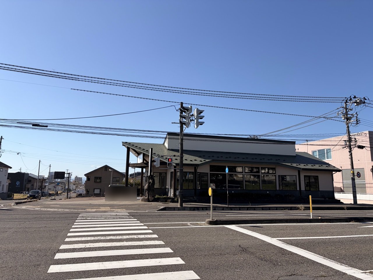 交差点の角に建つ緑の屋根の店舗の外観
