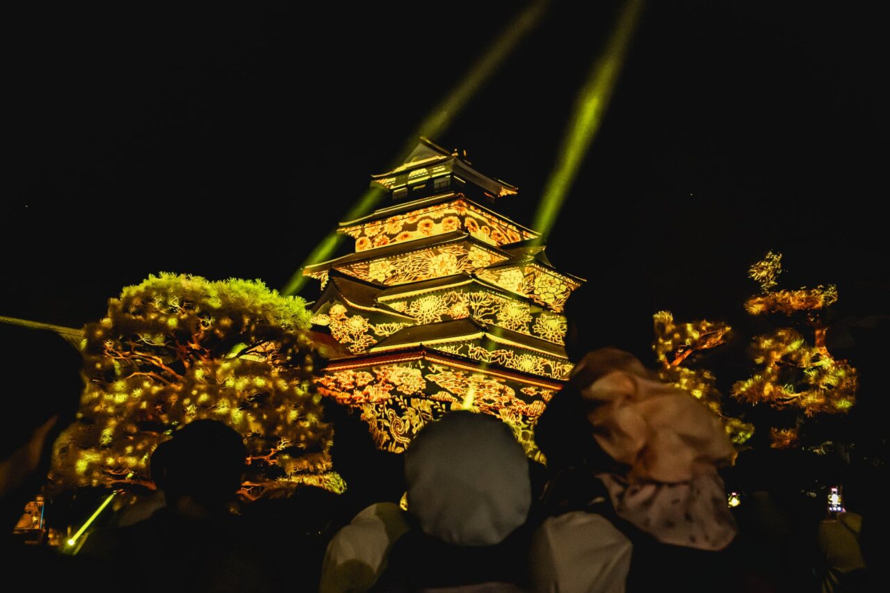2025年のプロジェクションマッピングで花の文様が投影された鶴ヶ城の天守