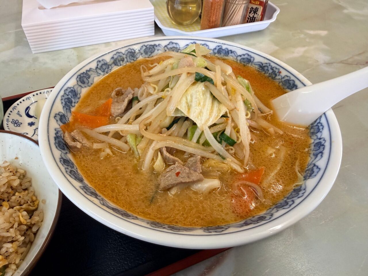 もやしやキャベツなど野菜がたっぷりのった舎食堂のミソラーメン