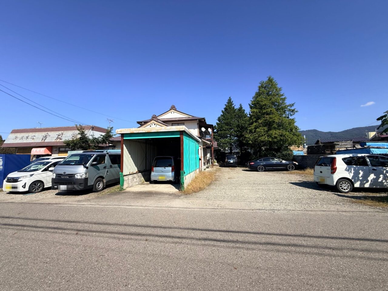 舎食堂の店舗に向かって右側にある砂利敷きの駐車スペース